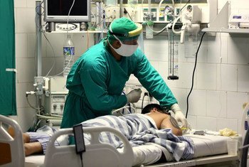 مريض كوفيد-19 يتلقى العلاج خلال الجائحة في أحد مستشفيات كوبا.
