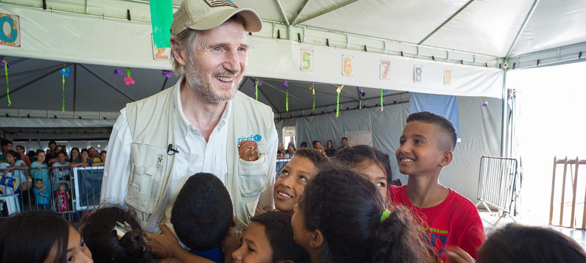O ator irlandês Liam Neeson interagiu durante quatro dias com venezuelanos que vivem na região fronteiriça entre o Brasil e a Venezuela.