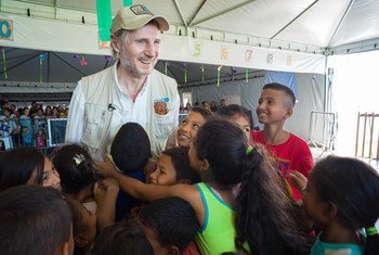 O ator irlandês Liam Neeson interagiu durante quatro dias com venezuelanos que vivem na região fronteiriça entre o Brasil e a Venezuela.