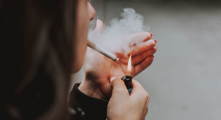 Cae el consumo de tabaco: La OMS pide más inversión a los países para que las personas dejen de fumar Noticias ONU