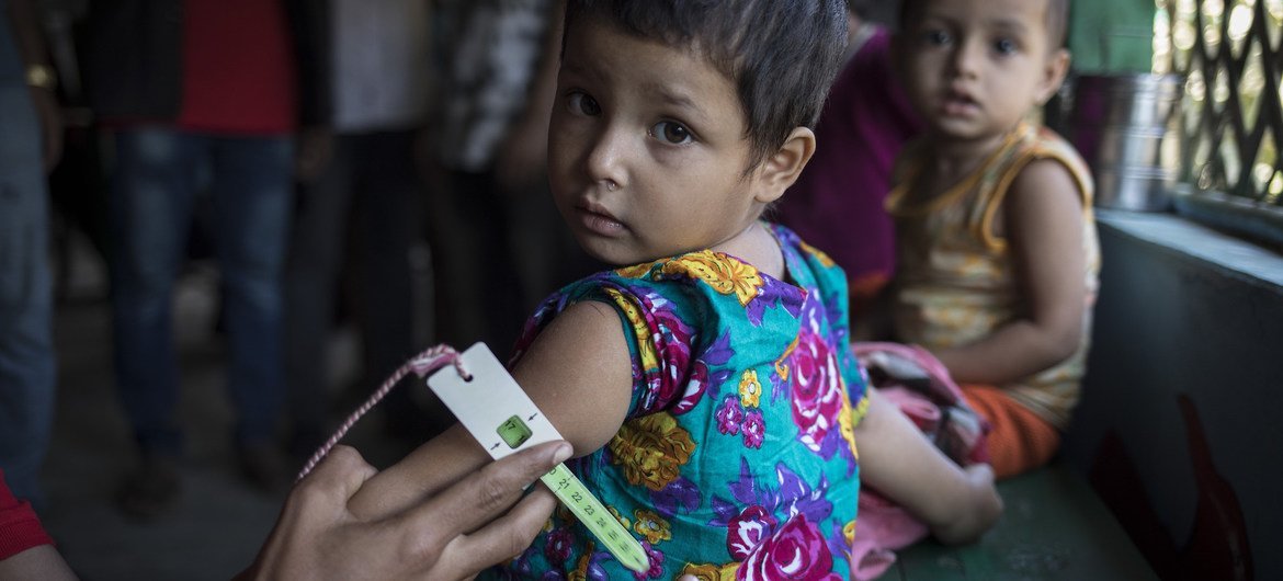 孟加拉国的一名儿童在联合国儿童基金会合办的卫生诊所接受营养不良测试。