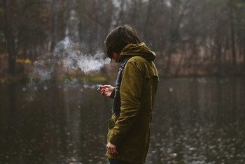 Um homem fuma um cigarro na Ucrânia