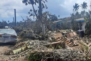 2022 年 1 月 15 日，火山喷发和随后的海啸在汤加首都努库阿洛法造成了破坏。