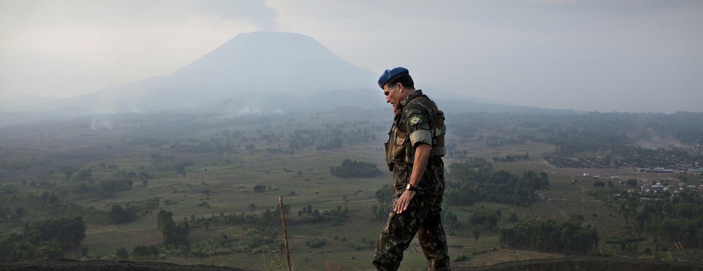 General Santos Cruz durante uma missão de observação com observadores militares no Monte Munigi.
