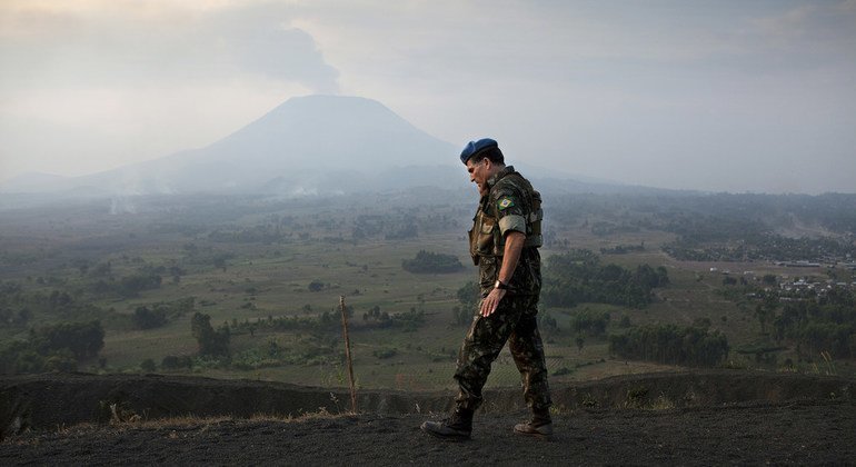 Lieutenant General Carlos Alberto Dos Santos Cruz, Force Commander of the UN Organization Stabilization Mission in the Democratic Republic of the Congo (MONUSCO), during an observation mission with Military Observers on Munigi Hill.