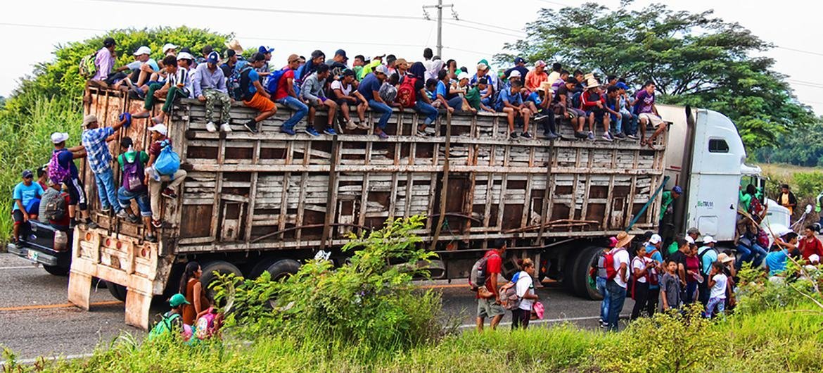 中美洲“移民大篷车”穿越墨西哥的恰帕斯州前往美国。