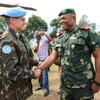 O comandante das forças da Monusco, general Augusto Ferreira Costa Neves, com o comandante da zona de defesa das Fardc, general Sikwabe Fall, em Beni, RD Congo