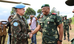 O comandante das forças da Monusco, general Augusto Ferreira Costa Neves, com o comandante da zona de defesa das Fardc, general Sikwabe Fall, em Beni, RD Congo