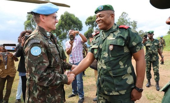 O comandante das forças da Monusco, general Augusto Ferreira Costa Neves, com o comandante da zona de defesa das Fardc, general Sikwabe Fall, em Beni, RD Congo