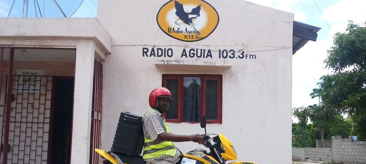 Urbano Gil, da Rádio Comunitária Águia com a moto áudio.
