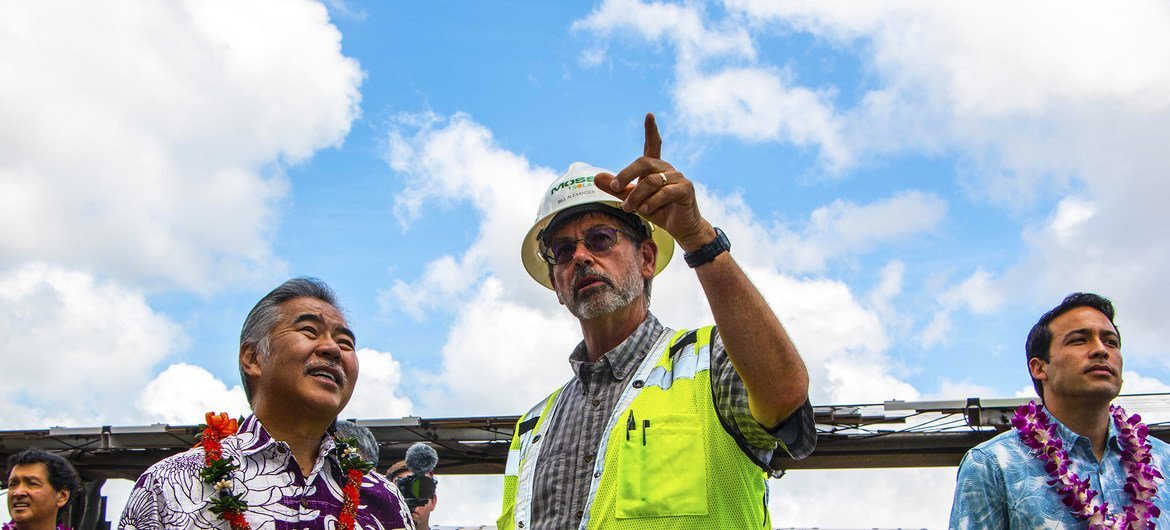 Le gouverneur d'Hawaï, David Idge, (à gauche) assiste à l'ouverture d'une centrale d'énergie solaire sur l'île d'O'ahu.