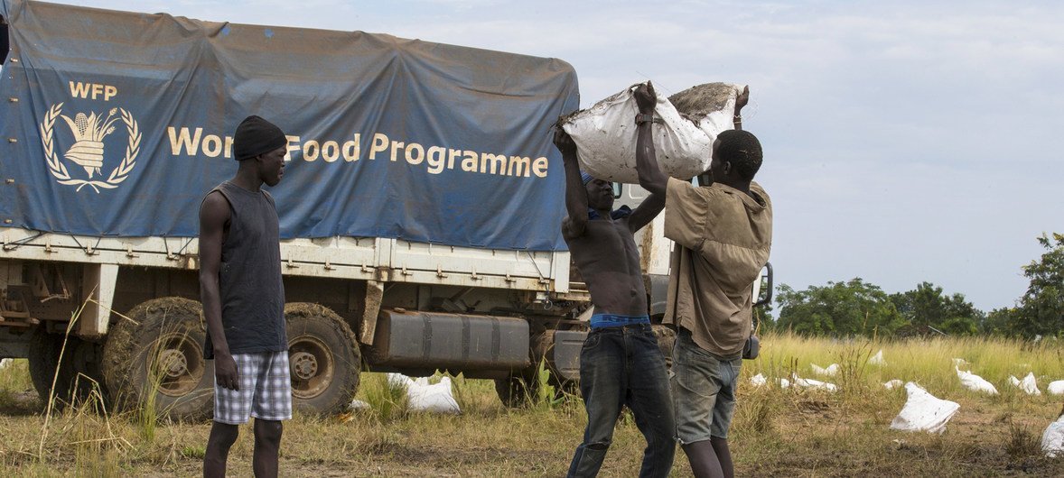 कई वर्षों से संयुक्त राष्ट्र दक्षिण सूडान में भोजन सामग्री उपलब्ध करा रहा है. 