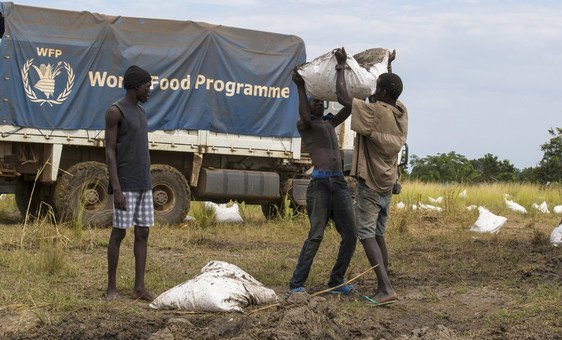 Почти 6,5 млн жителей Южного Судана, а это более половины населения, сталкиваются  с дефицитом продовольствия и уже к маю-июню  могут оказаться на грани голода. ООН снабжает  многих южных суданцев помощью   