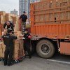 中国深圳的一家医院的工作人员正从卡车上卸下物资。