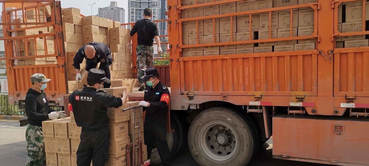 中国深圳的一家医院的工作人员正从卡车上卸下物资。