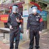 Funcionarios locales en Shenzhen, China, están ayudando a controlar los casos de coronavirus