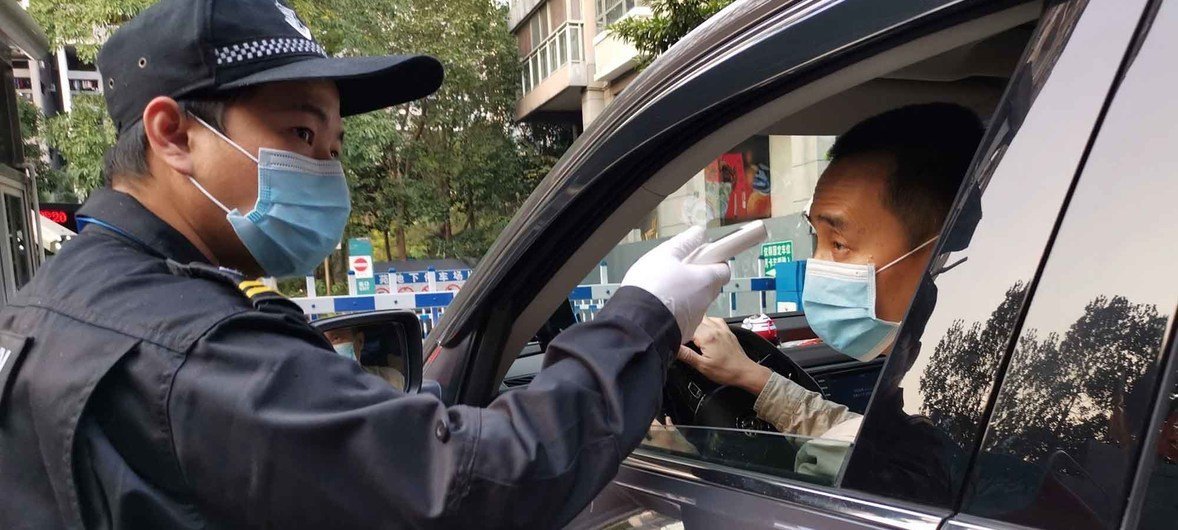 在冠状病毒疫情暴发期间，中国深圳的人口流动受到严格控制。