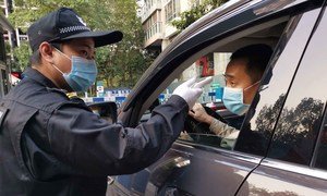 يتم التحكم بشكل صارم في حركة الناس في شنتشنغ في الصين أثناء تفشي فيروس كورونا.