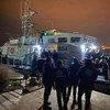 ARCHIVO. Personal de la OIM ayuda a desembarcar a migrantes en Trípoli, Libia