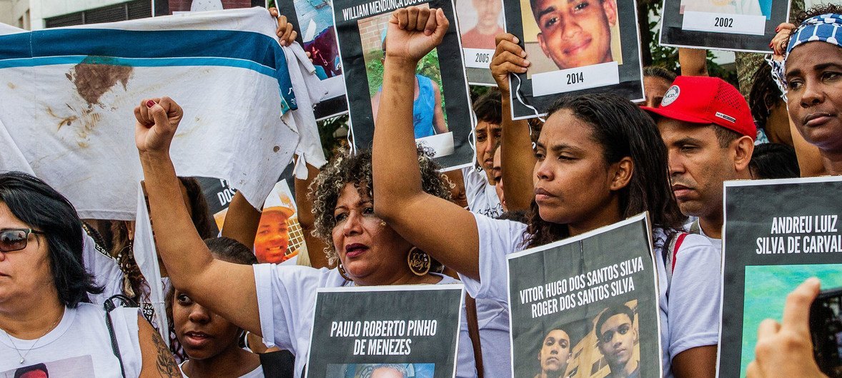 Mothers stand up in memory of their sons killed in the context of police operations.