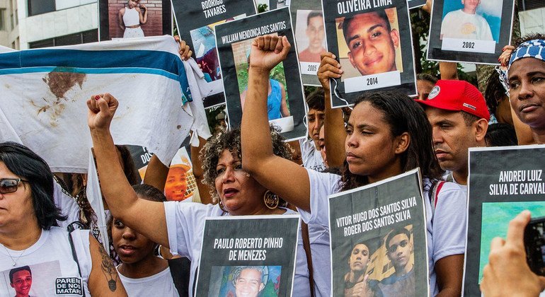 Mothers stand up in memory of their sons killed in the context of police operations.