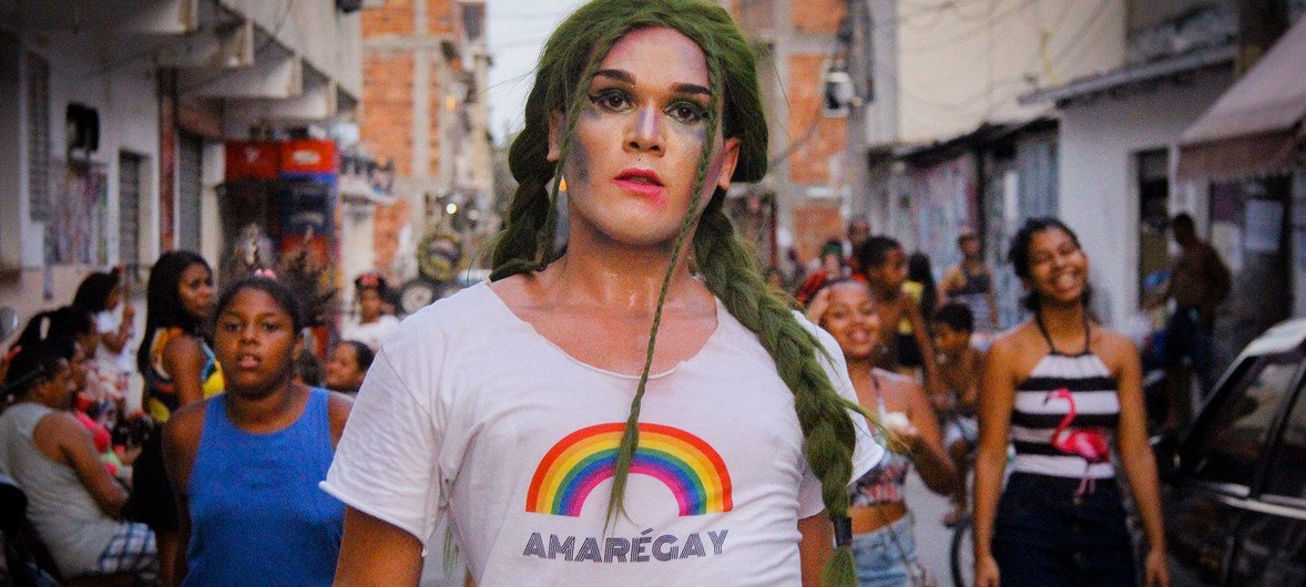 Shout out in the favela. The t-shirt reads Amarégay, a pun using the name of the Favela da Maré, meaning both to love is gay and Maré is gay.