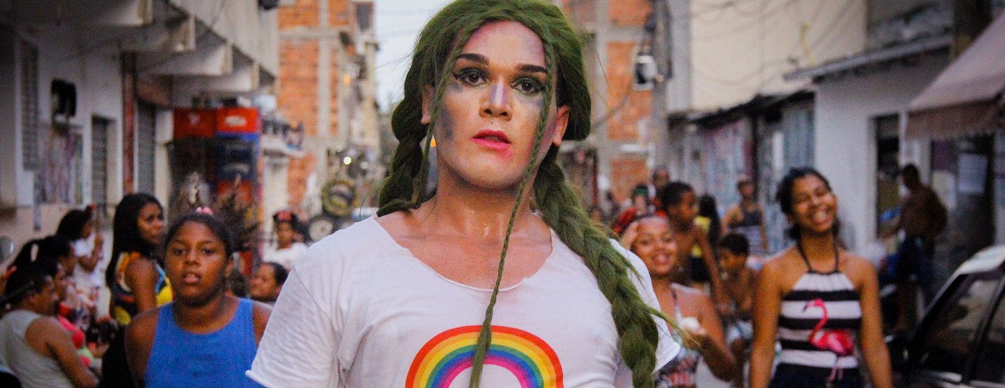 Grita en la favela. Un acitivista con una camiseta donde se lee un logo con la palabra Amarégay, un juego de palabras que usa el nombre de la Favela da Maré, que significa que el amor es gay y Maré es gay.