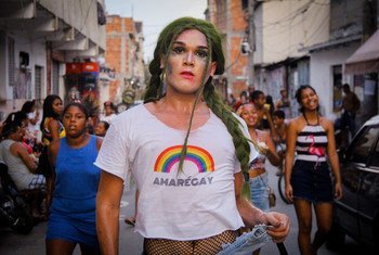 Se faire entendre dans la favela. Sur le t-shirt, on peut lire Amarégay, un jeu de mots utilisant le nom de la Favela da Maré, ce qui signifie que l'amour est gay et que Maré est gay.