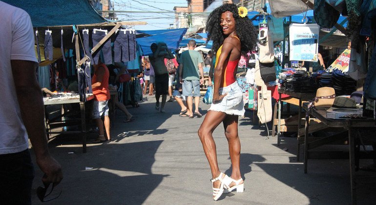 El reportero gráfico Matheus Affonso se considera a sí mismo un "fotógrafo LGBT" y cree que es importante "retratar a una población que a menudo es invisible dentro de la favela".