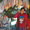 कंबोडिया में एक महिला स्वरोज़गार-कारोबार करते हुए