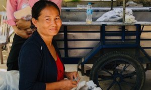Sokkheng, qui gère un magasin de village au Cambodge, est soutenu par le WLB1 de IIX (un programme soutenant les moyens d'existence des femmes).