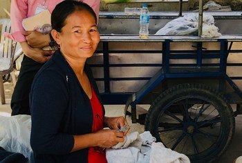 Sokkheng, qui gère un magasin de village au Cambodge, est soutenu par le WLB1 de IIX (un programme soutenant les moyens d'existence des femmes).