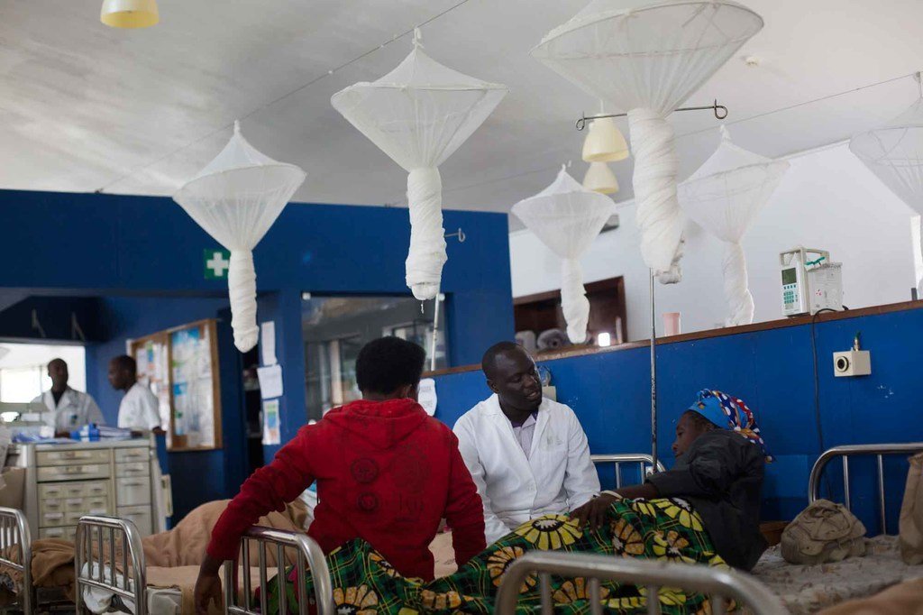 Muuguzi akizungumza na mwanamke anayepata huduma ya mionzi katika Hospitali ya Burera nchini Rwanda