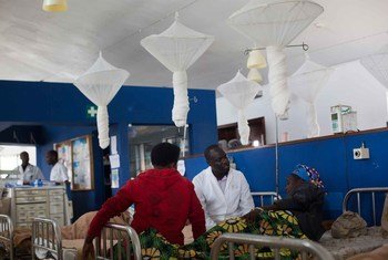 Muuguzi akizungumza na mwanamke anayepata huduma ya mionzi katika Hospitali ya Burera nchini Rwanda