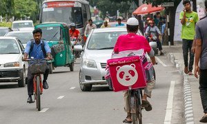 孟加拉国首都达卡街头的一名送餐员。（2019年9月图片）