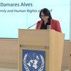 A ministra brasileira Damares Alves discursa em um pódio durante um evento das Nações Unidas .