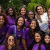 A estrela global do futebol e embaixadora da Boa Vontade das Mulheres da ONU, Marta Vieira da Silva, com participantes da iniciativa Uma Vitória Leva à Outra.