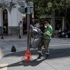 Un trabajador de la limpieza en las calles de Buenos Aires, Argentina, durante la pandemia del coronavirus COVID-19