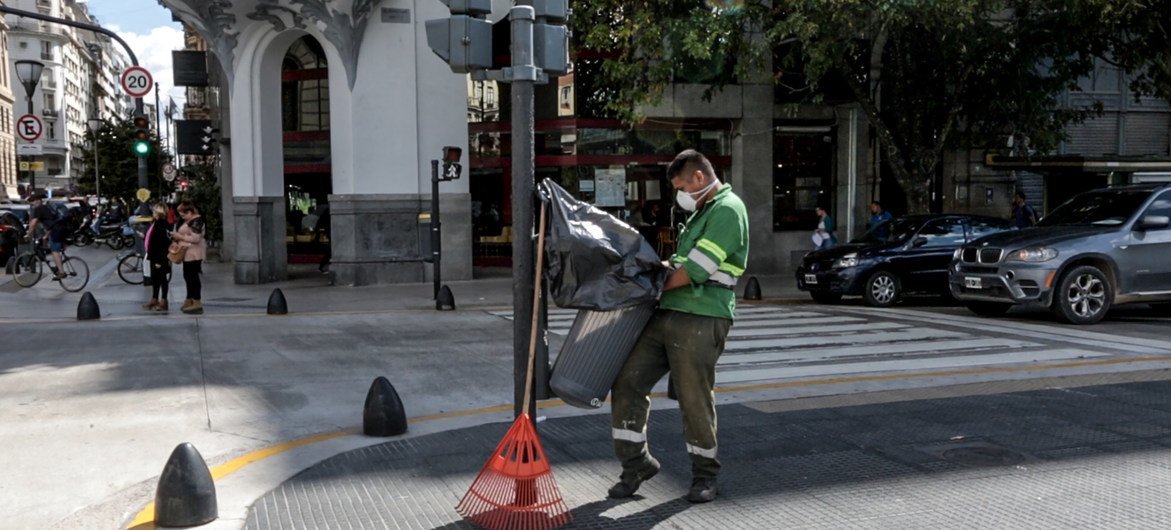 Un trabajador de la limpieza en las calles de Buenos Aires, Argentina, durante la pandemia del coronavirus COVID-19