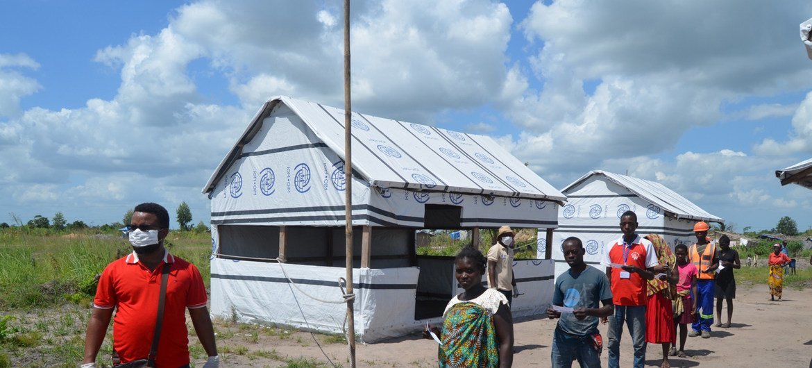 Moçambique: beneficiários da assistência alimentar são divididos em grupos menores e solicitados a ficar a 1,5 metros de distância.