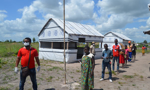 Moçambique: beneficiários da assistência alimentar são divididos em grupos menores e solicitados a ficar a 1,5 metros de distância.