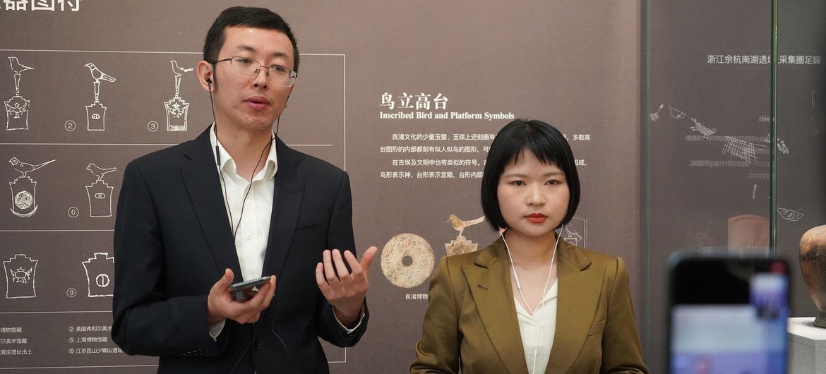 导览员王祺程和刘安琪回答观众提出的关于良渚文化刻画符号的问题