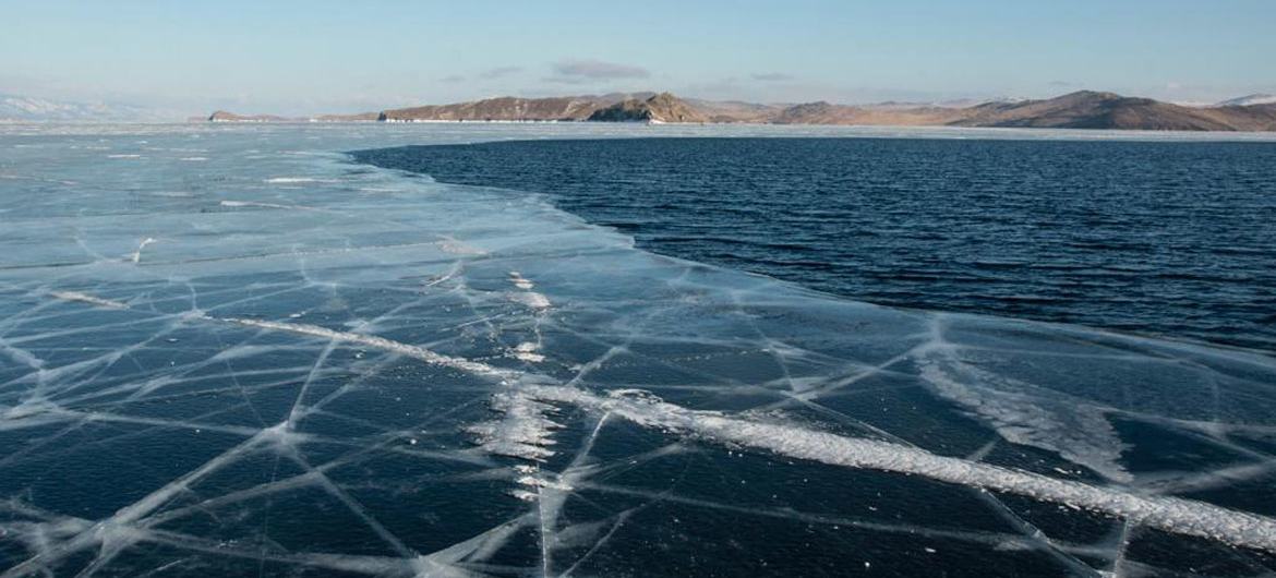 Озеро Байкал расположено в Восточной Сибири и входит в число живописнейших чудес природы. Оно включено в список Всемирного наследия ЮНЕСКО. Возраст Байкала - 25 миллионов лет, глубина - 1637 метров.