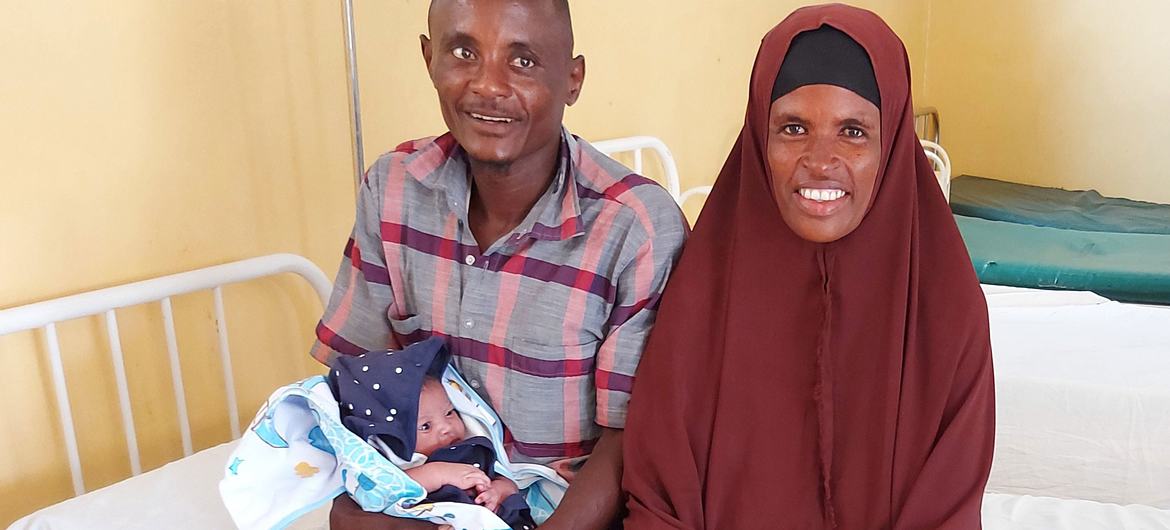 خروج سوكوري وطفلها من مركز الإحالة للرعاية الصحية في دولو، الصومال.
