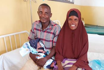 خروج سوكوري وطفلها من مركز الإحالة للرعاية الصحية في دولو، الصومال.