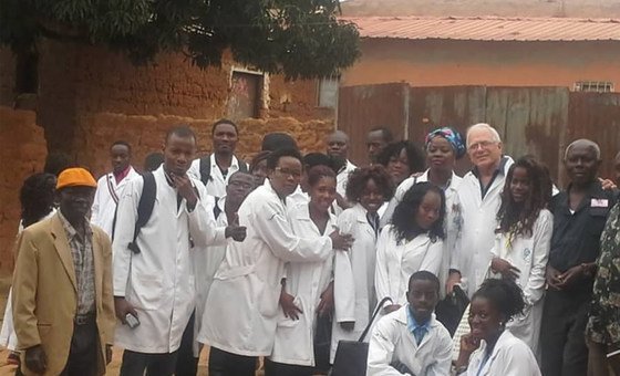 El doctor José Ramón Acosta en la comunidad de Caxito, Angola, con estudiantes de medicina, el soba (jefe de la comunidad) y los líderes del barrio. 2016