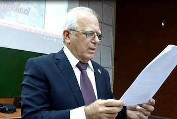 El doctor José Ramón Acosta lee la Declaración Final del encuentro "La Bioética en la Educación Superior". La Habana, 2017