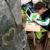 Девочка в Уругвае занимается на лэптопе, полученном от одной из благотворительных организаций