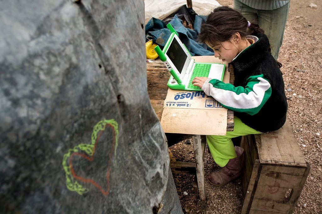 À Montevideo, en Uruguay, une petite fille étudie à la maison avec un ordinateur portable fourni par la Fondation OLPC (un ordinateur portable par enfant).