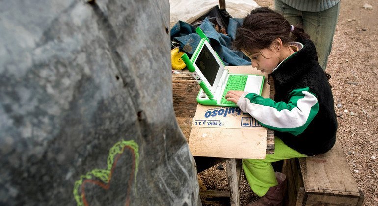 Una niña estudiando con una computadora portátil proporcionada por la Fundación OLPC (una computadora portátil por niño). Montevideo, Uruguay
